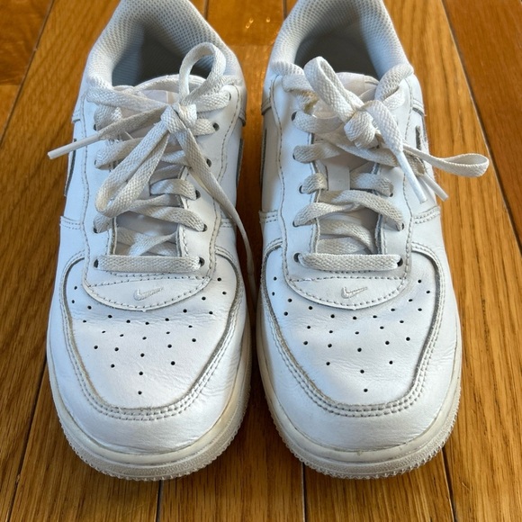 Nike Air Force One Sneaker Tennis Shoes Boys Girls Size 2 Youth Lace Up White - Picture 4 of 8